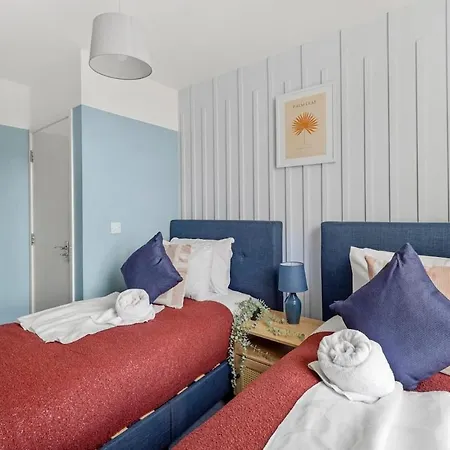 Stylish Sleek Abode - Sleeps 6 *