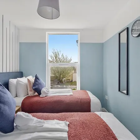 Stylish Sleek Abode - Sleeps 6 بريستول