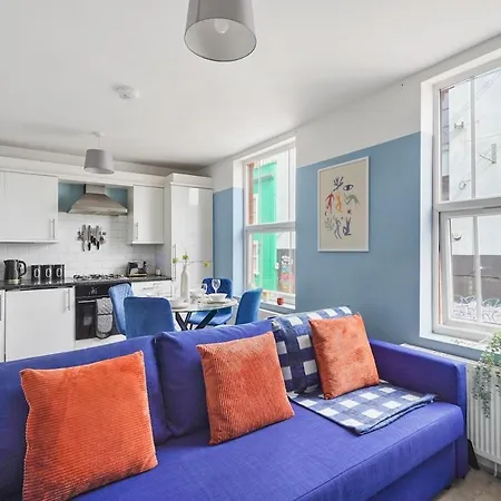 Stylish Sleek Abode - Sleeps 6 Apartment *