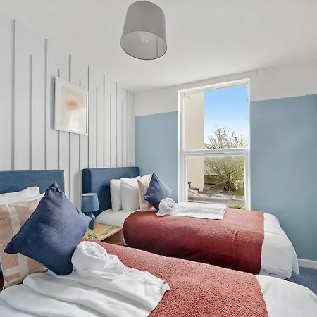 Stylish Sleek Abode - Sleeps 6 Bristol
